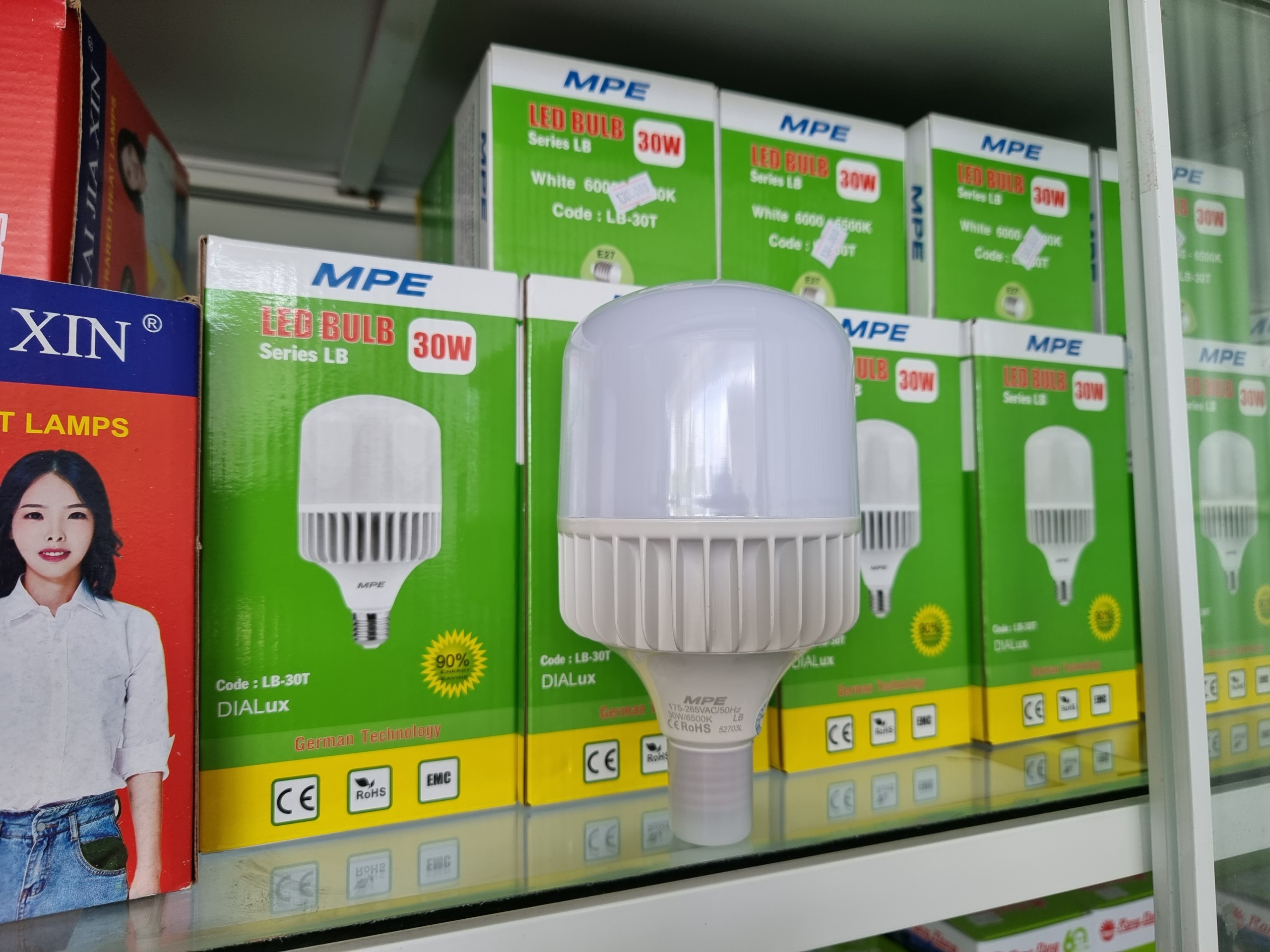 cửa hàng đèn led MPE ở TP HCM