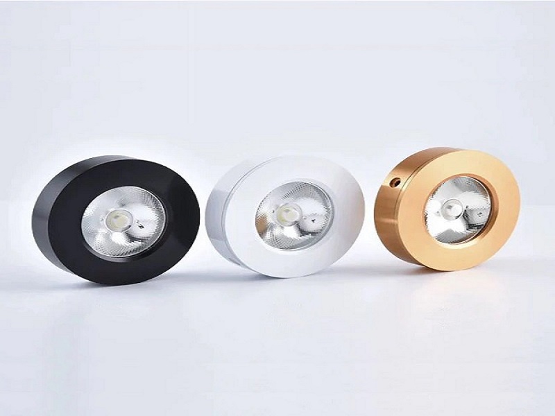 den-spotlight-kingled-chieu-tu-ke-trung-bay