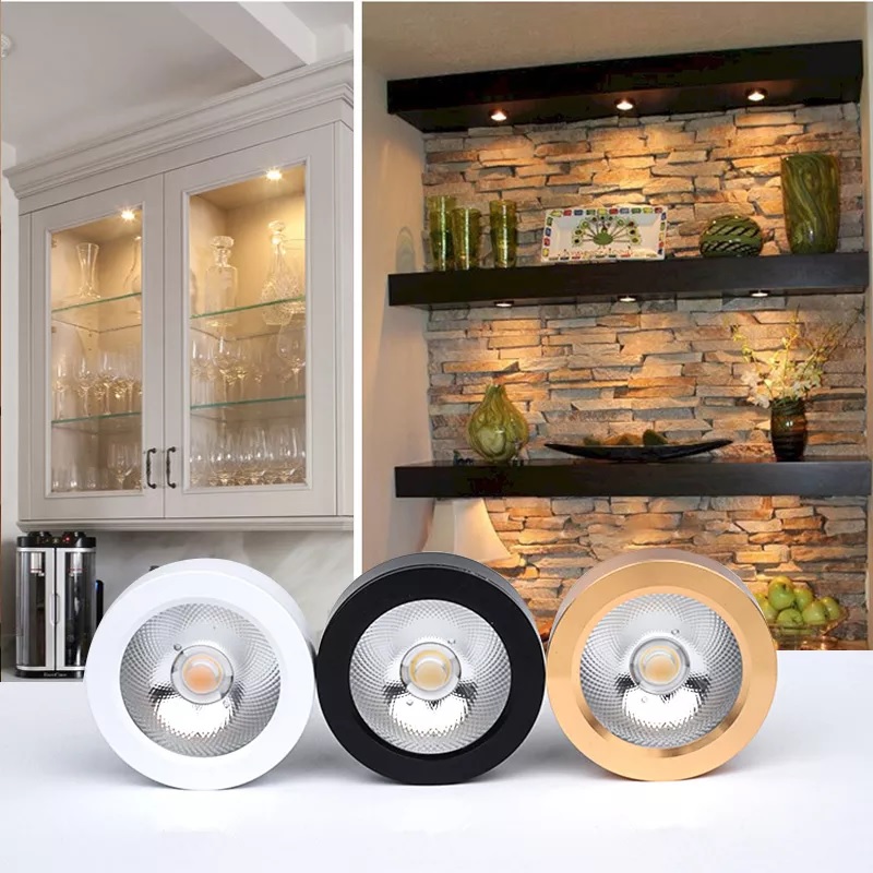 den-spotlight-kingled-chieu-tu-ke-trung-bay